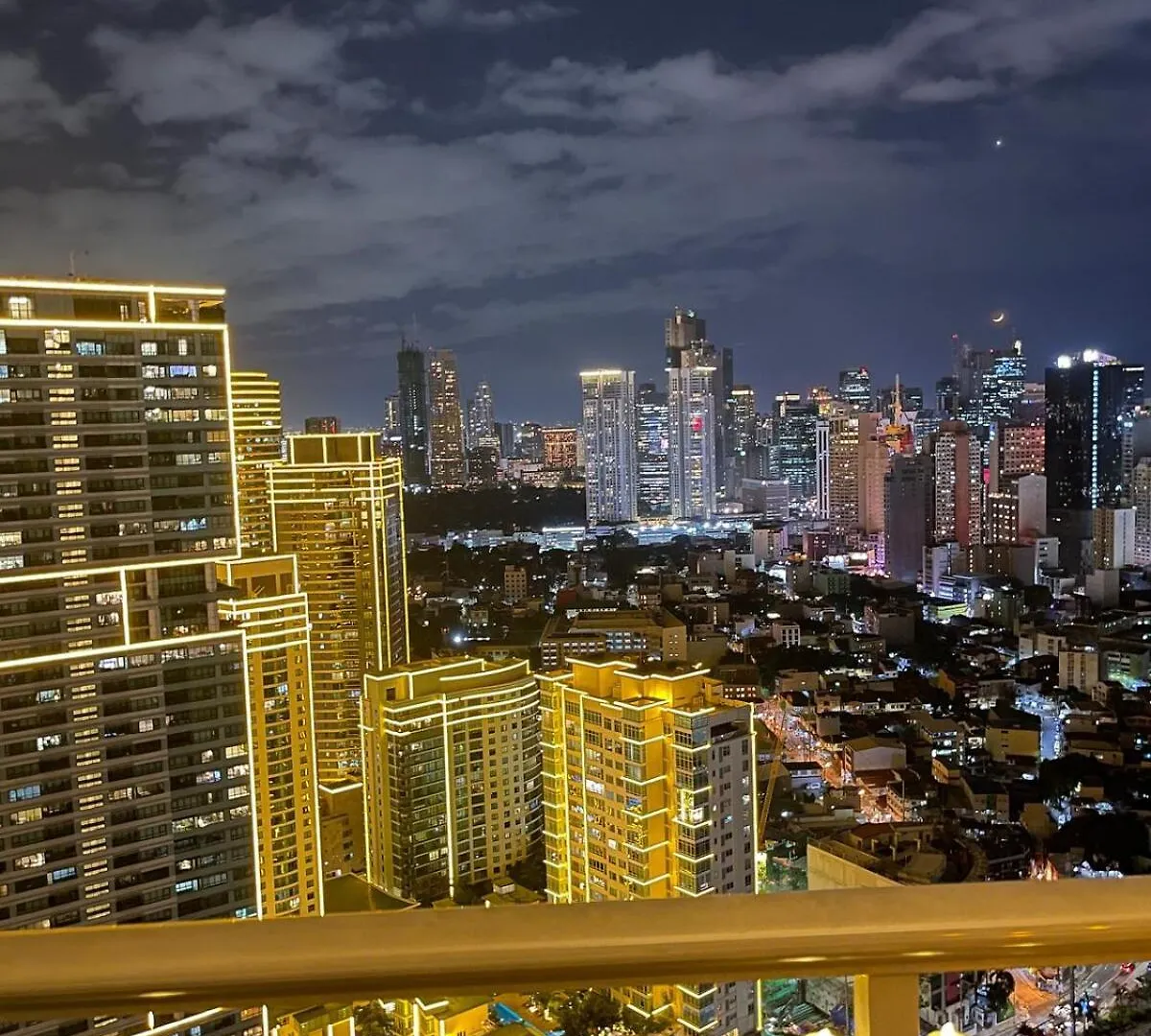 The Serene Escape Ph Rockwell Balcony View 1Br Manila Apartment